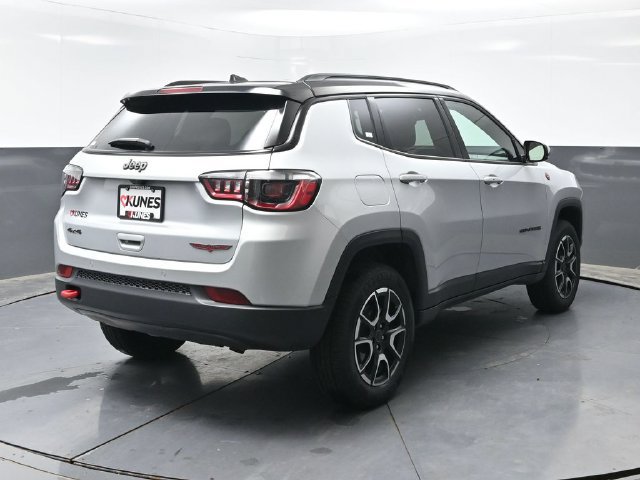 Used 2025 Jeep Compass Trailhawk AWD/4WD image 4