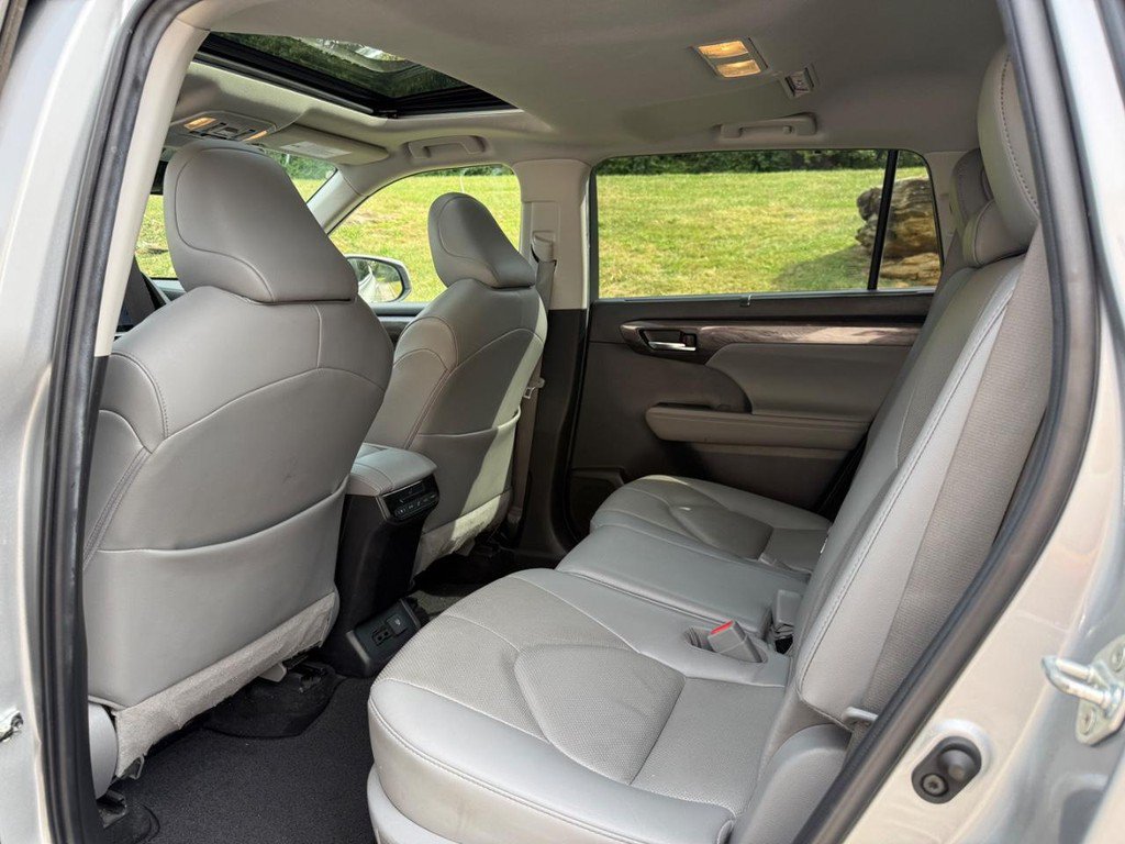 Used 2022 Toyota Highlander Limited AWD/4WD image 9