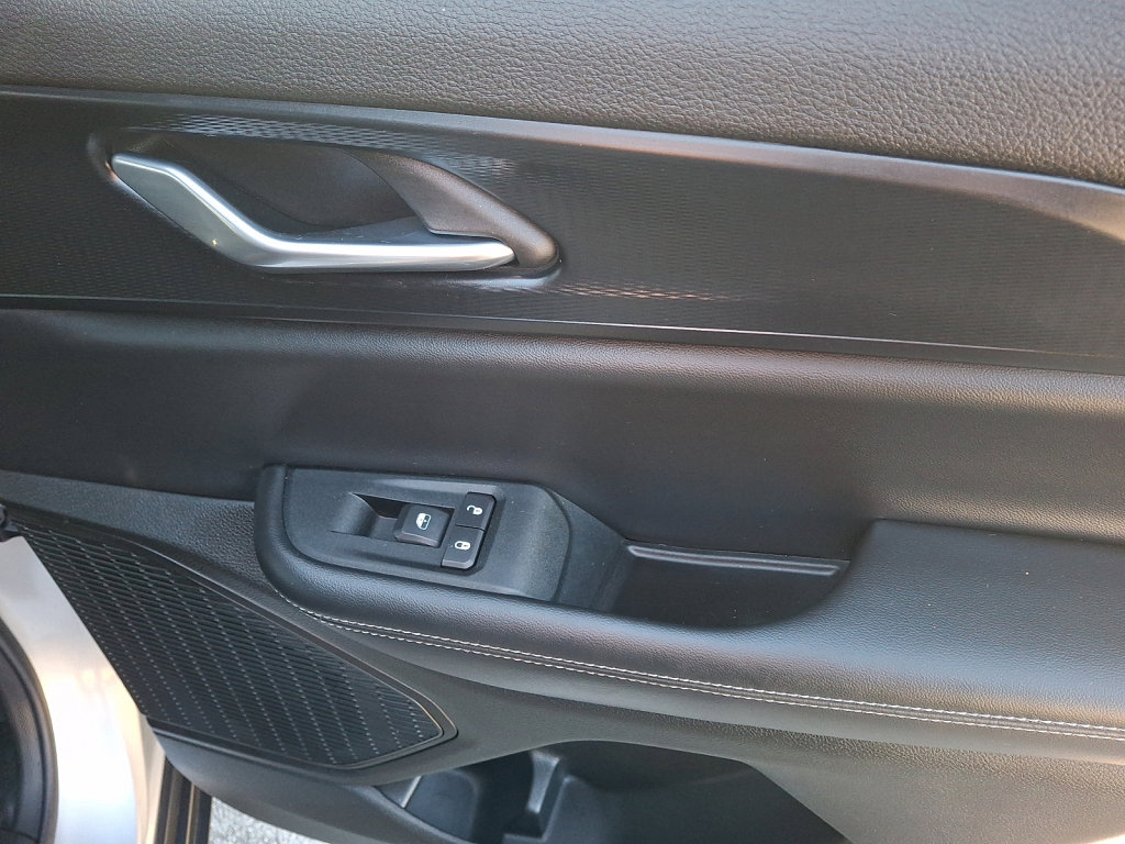 Used 2025 Jeep Grand Cherokee Altitude image 14