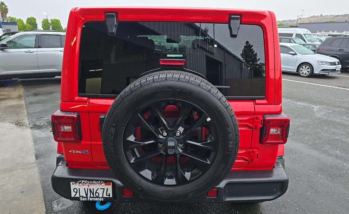 Used 2024 Jeep Wrangler Unlimited Sahara w/ Technology Group AWD/4WD image 5