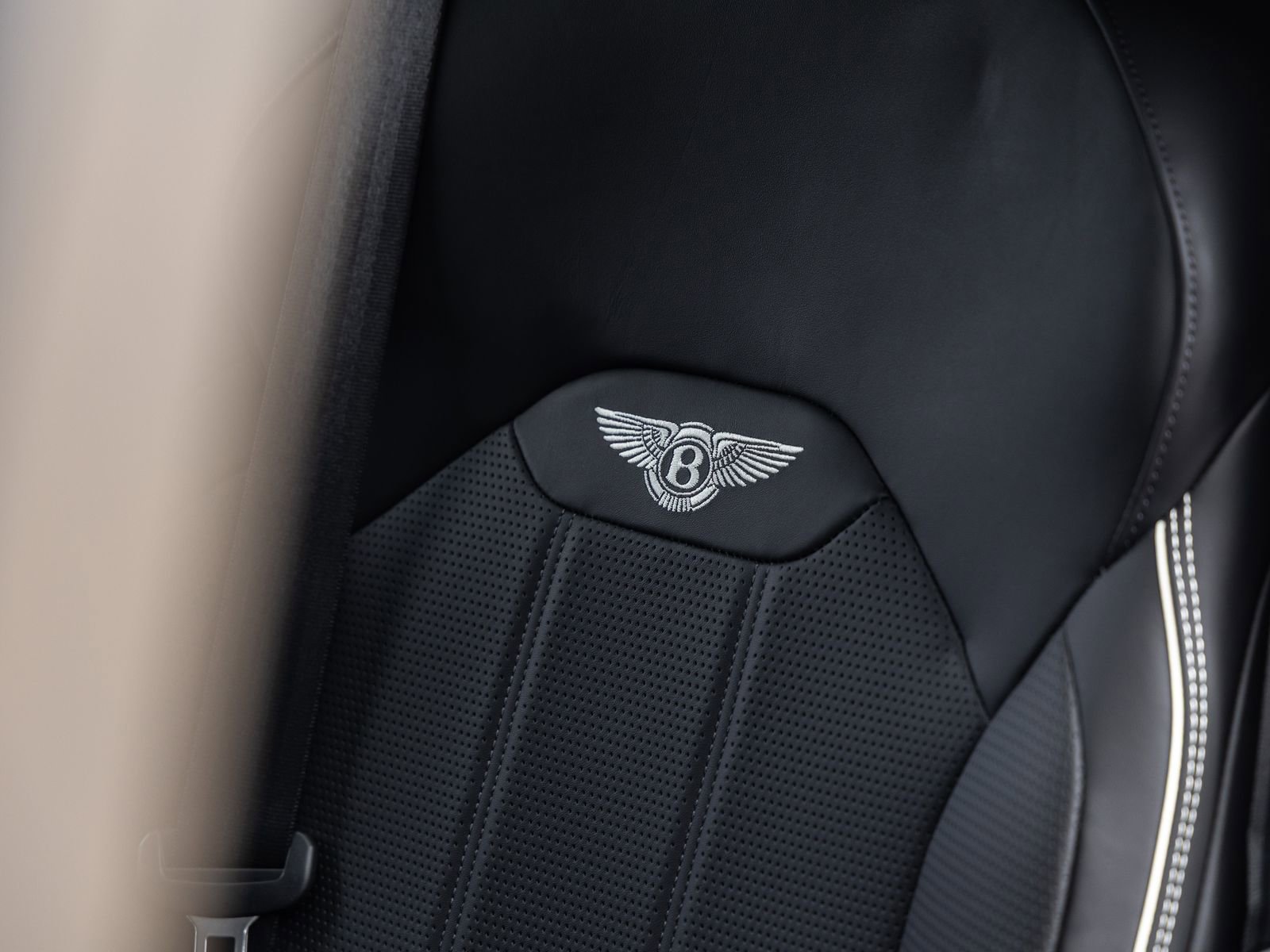 Used 2023 Bentley Bentayga AWD/4WD image 38