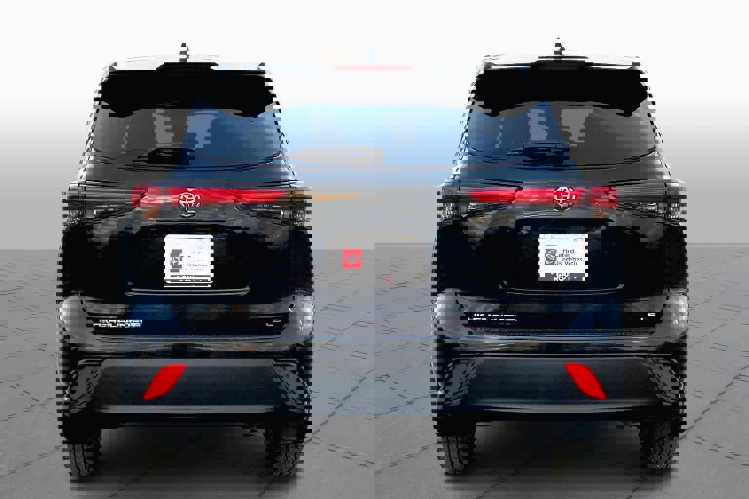 Used 2023 Toyota Highlander LE image 4