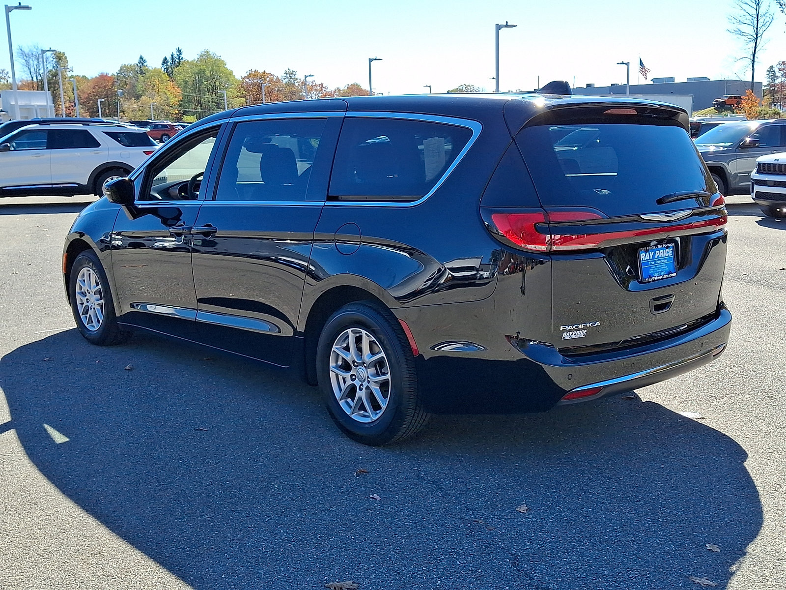 Used 2026 Chrysler Pacifica Select FWD image 4