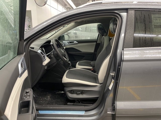 New 2026 Volkswagen Taos SE image 7