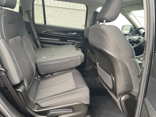 Used 2024 Jeep Grand Cherokee L Laredo image 16