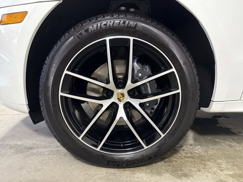 Certified 2025 Porsche Macan image 13