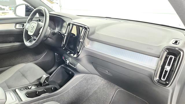 Used 2024 Volvo XC40 B5 Core image 25