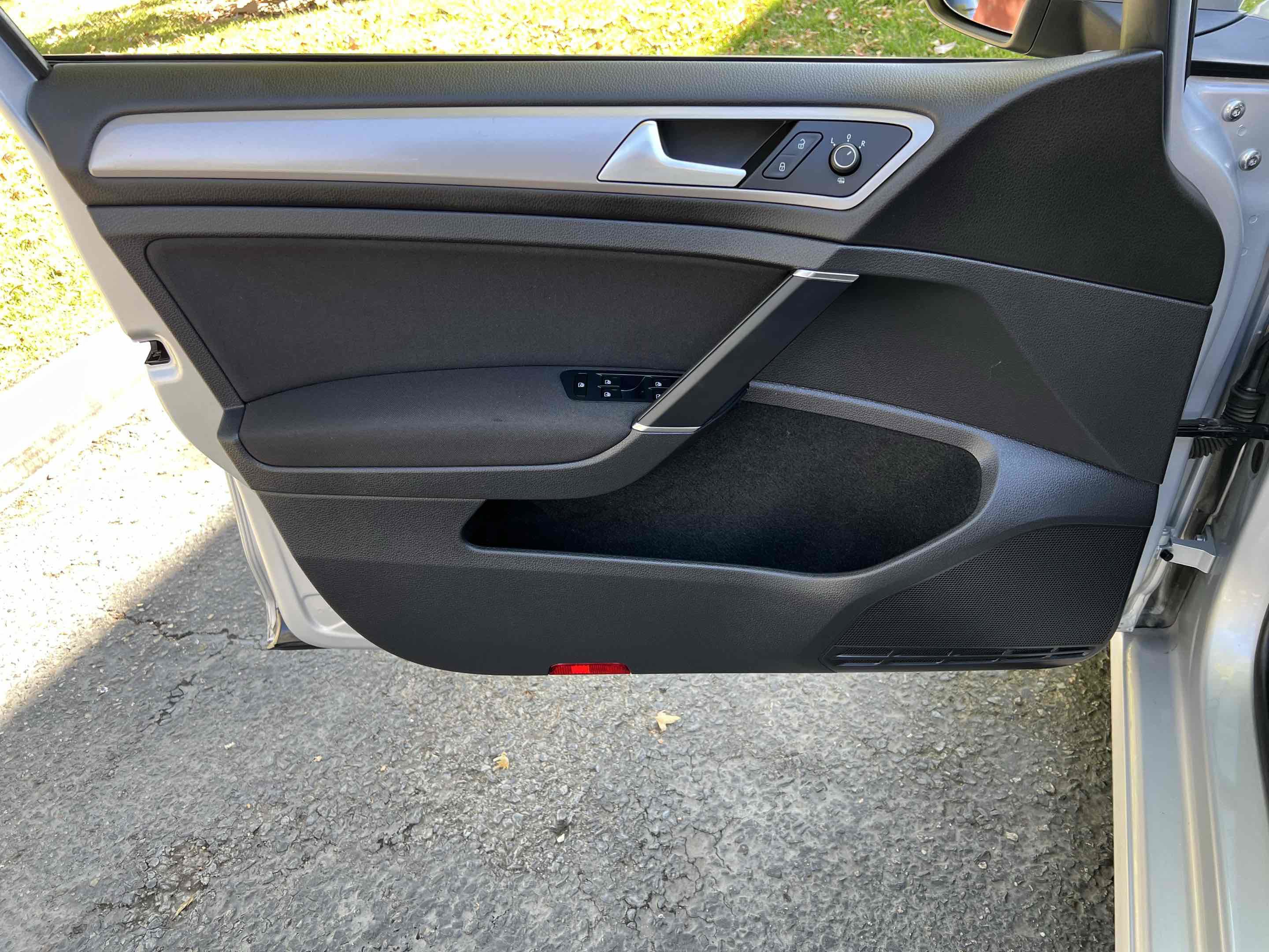 Used 2016 Volkswagen e-Golf SE w/ DC Fast Charging Package image 59