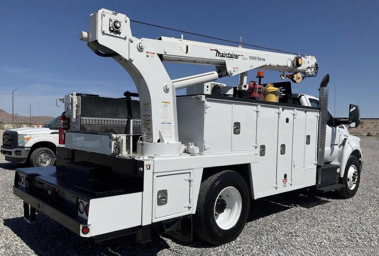 Used 2017 Ford F750 2WD Regular Cab Super Duty image 3