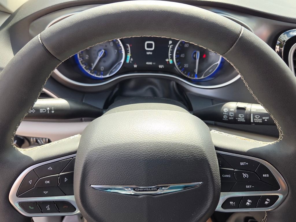 Used 2024 Chrysler Pacifica Touring-L FWD image 23