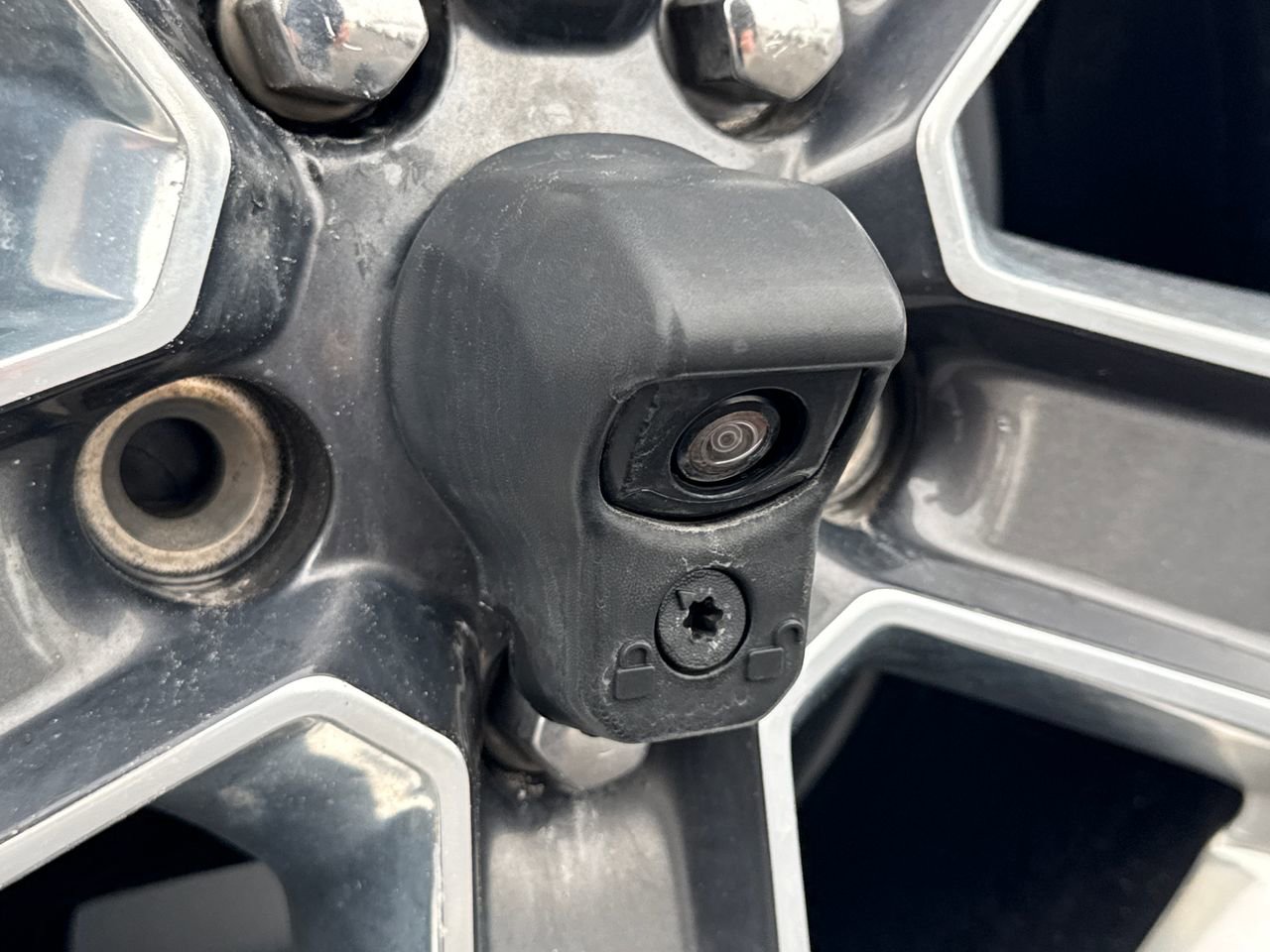 Used 2018 Jeep Wrangler Unlimited Sahara w/ Uconnect 4C Nav & Sound Group image 10