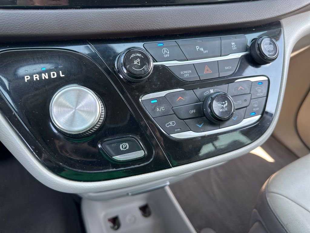 Used 2017 Chrysler Pacifica Touring-L image 37