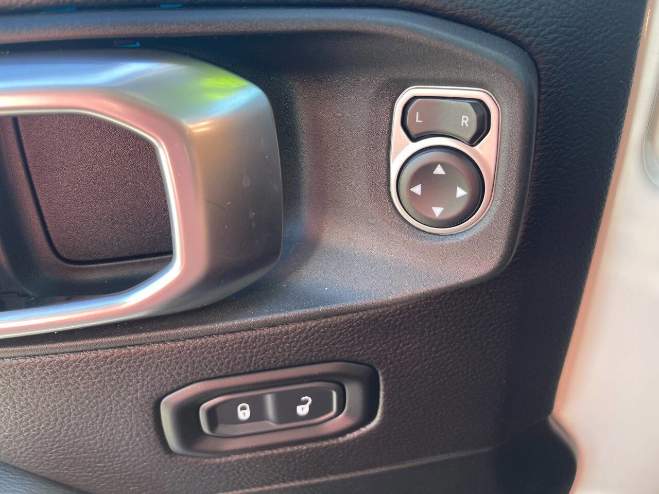 Used 2020 Jeep Gladiator Overland image 12