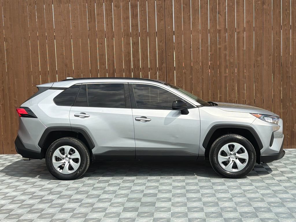 Used 2021 Toyota RAV4 LE image 10