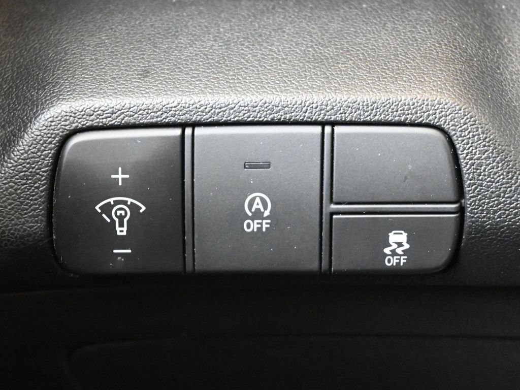 Used 2025 Hyundai Elantra SE image 24