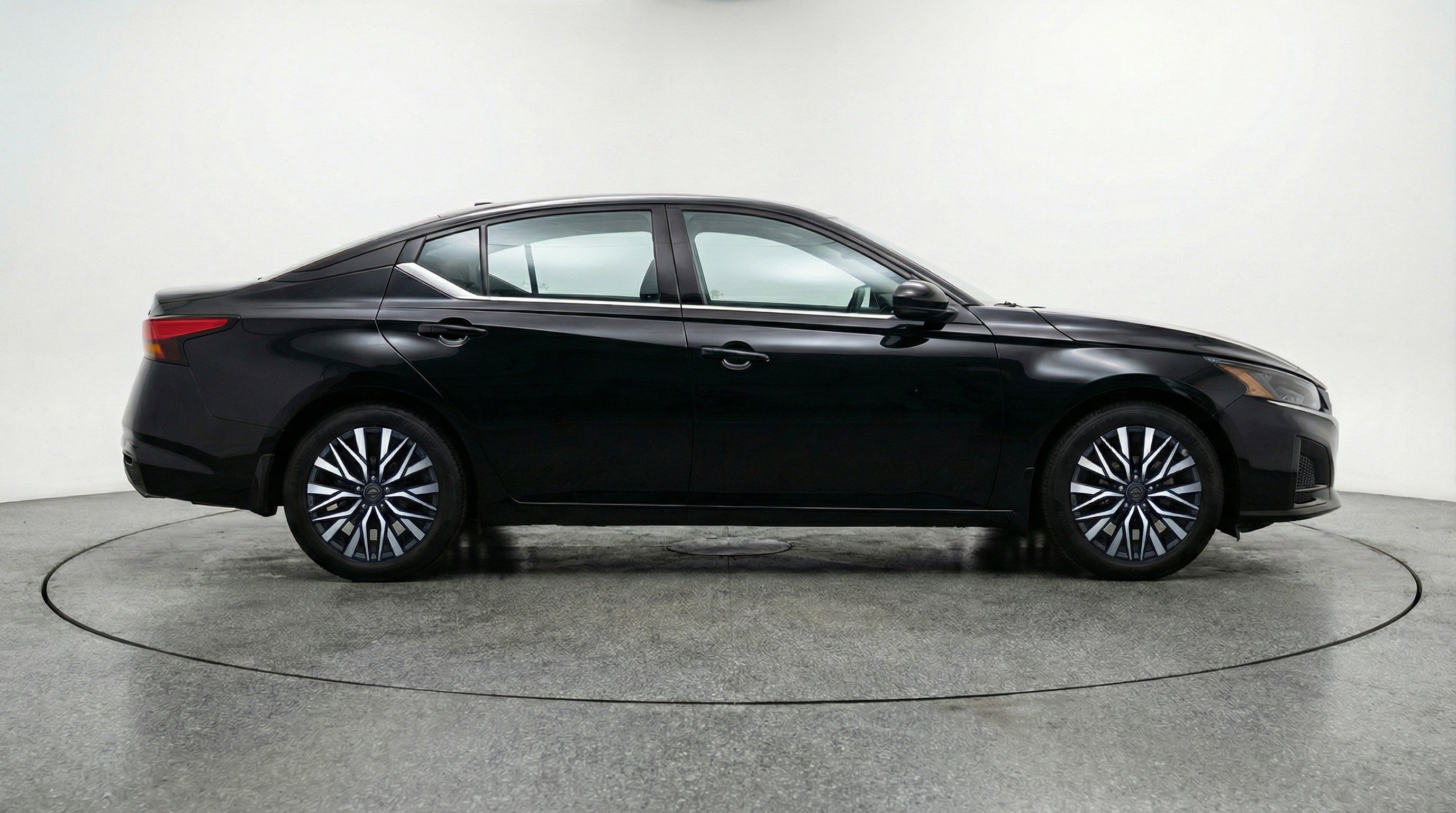 Used 2025 Nissan Altima 2.5 SV image 11