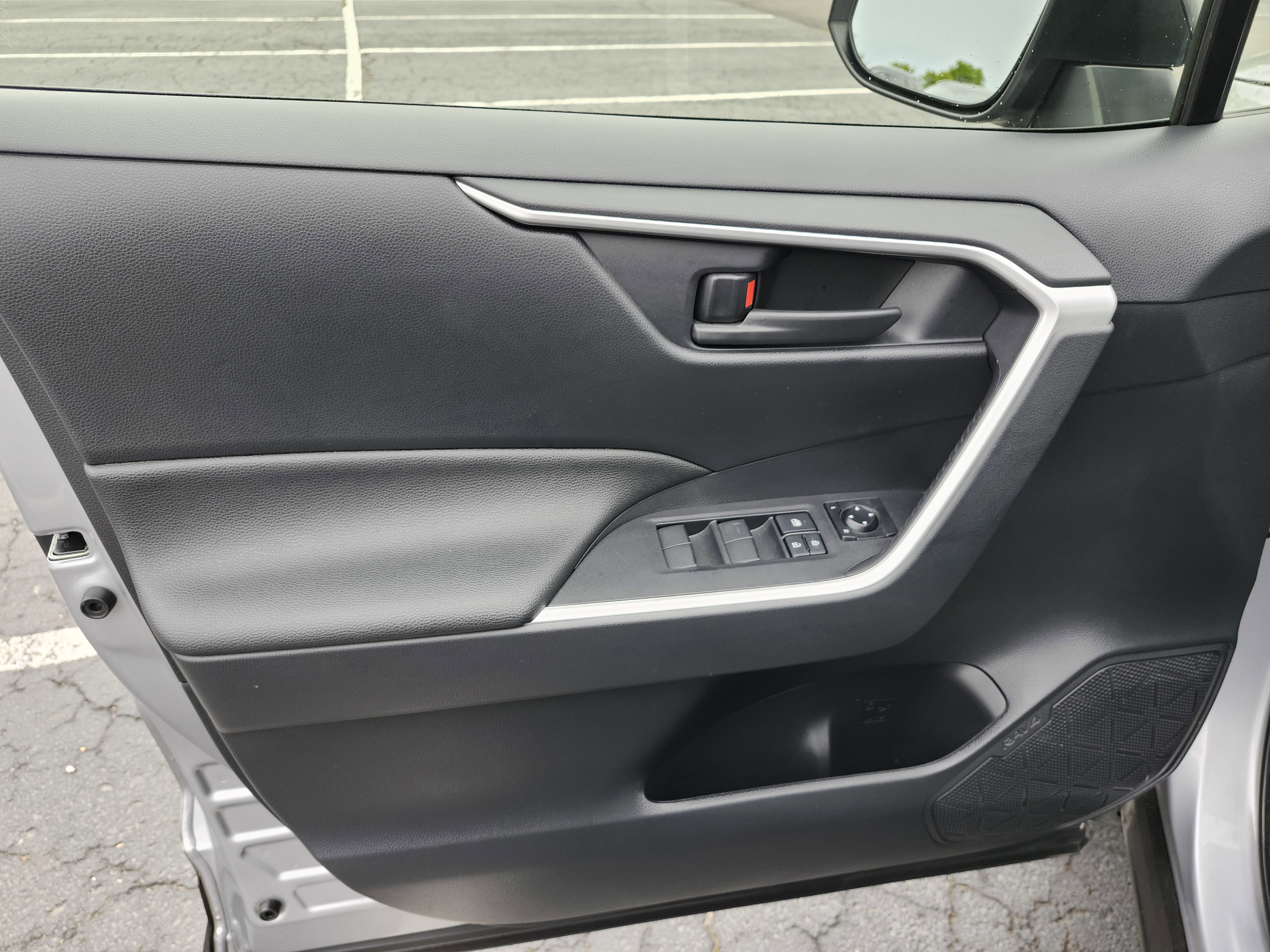 Used 2025 Toyota RAV4 LE AWD/4WD image 24