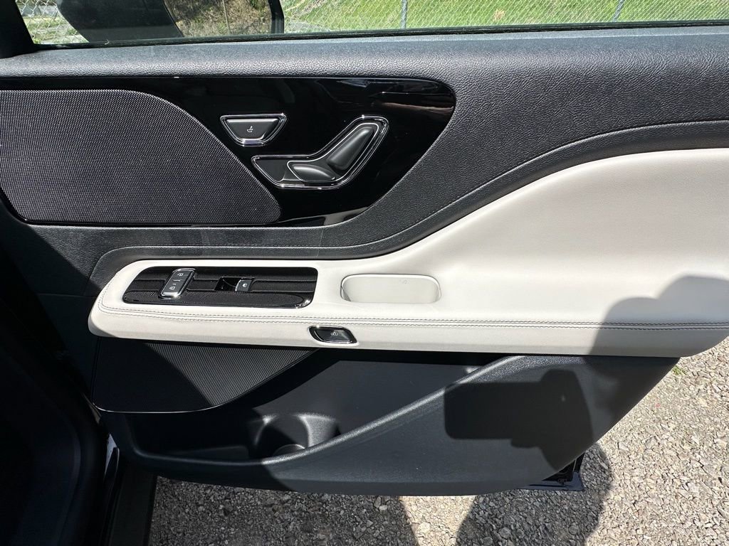 New 2026 Lincoln Aviator AWD image 25