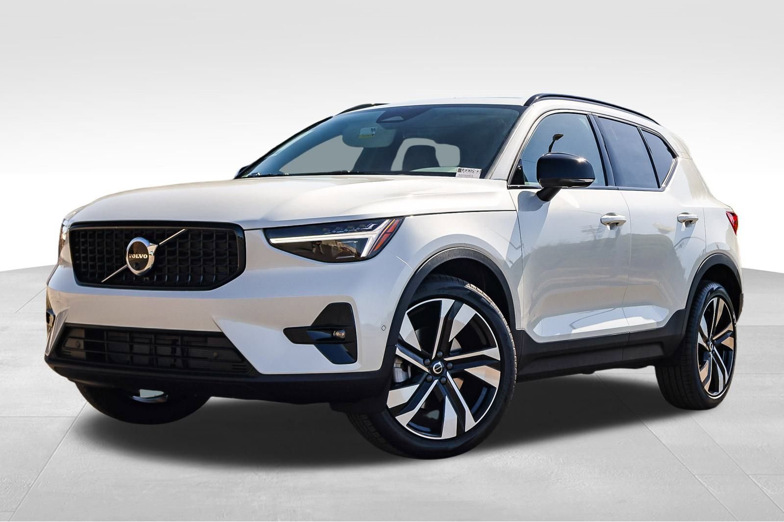 New 2026 Volvo XC40 B5 Ultra w/ Climate Package