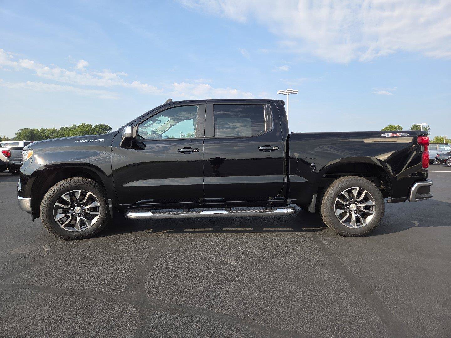 Used 2024 Chevrolet Silverado 1500 LT w/ Leather Package AWD/4WD image 11