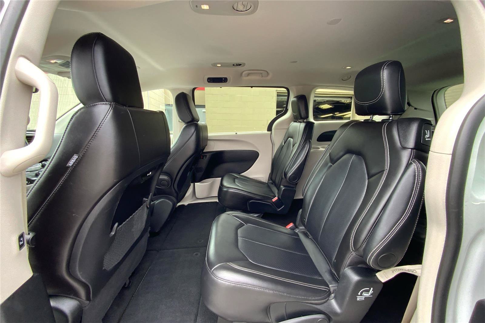 Used 2024 Chrysler Pacifica Touring-L FWD image 11