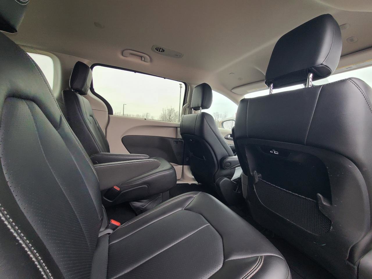 Used 2023 Chrysler Pacifica Touring-L image 15