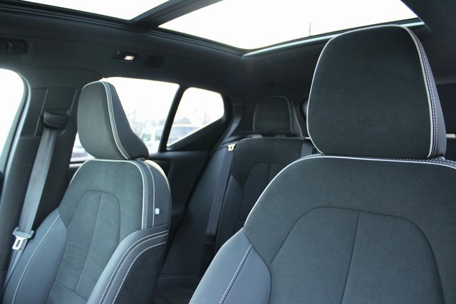 Used 2025 Volvo XC40 B5 Plus image 15