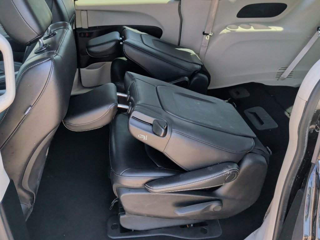 Used 2023 Chrysler Pacifica Touring-L FWD image 34