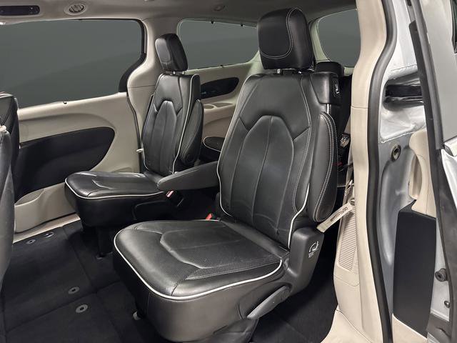 Used 2023 Chrysler Pacifica Limited w/ Uconnect Theater Family Group image 33