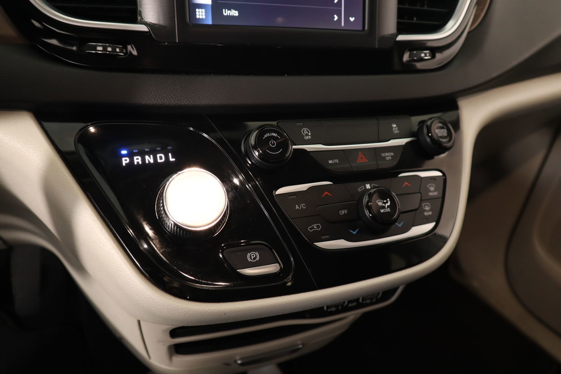 Used 2024 Chrysler Voyager LX image 7