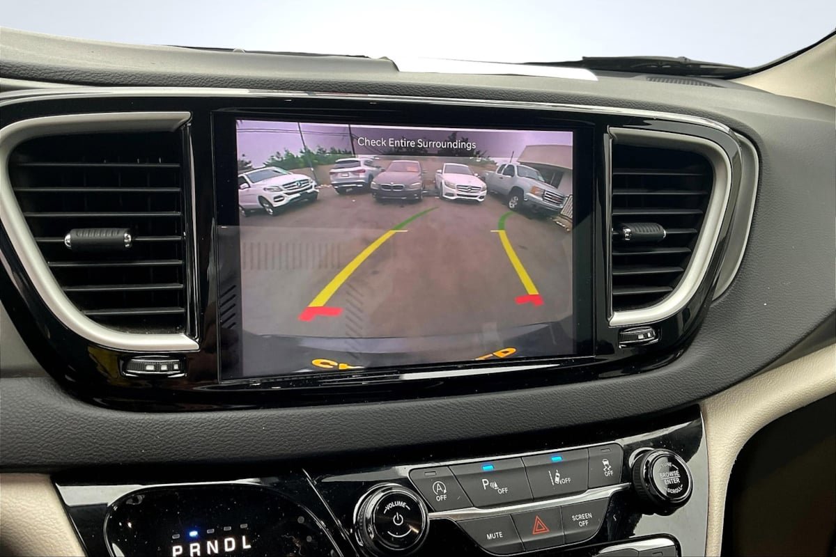 Used 2022 Chrysler Pacifica Touring-L FWD image 21