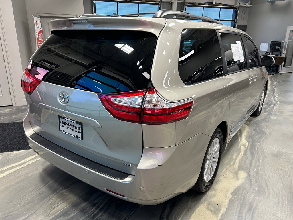 Used 2017 Toyota Sienna XLE w/ XLE Navigation Package FWD image 32