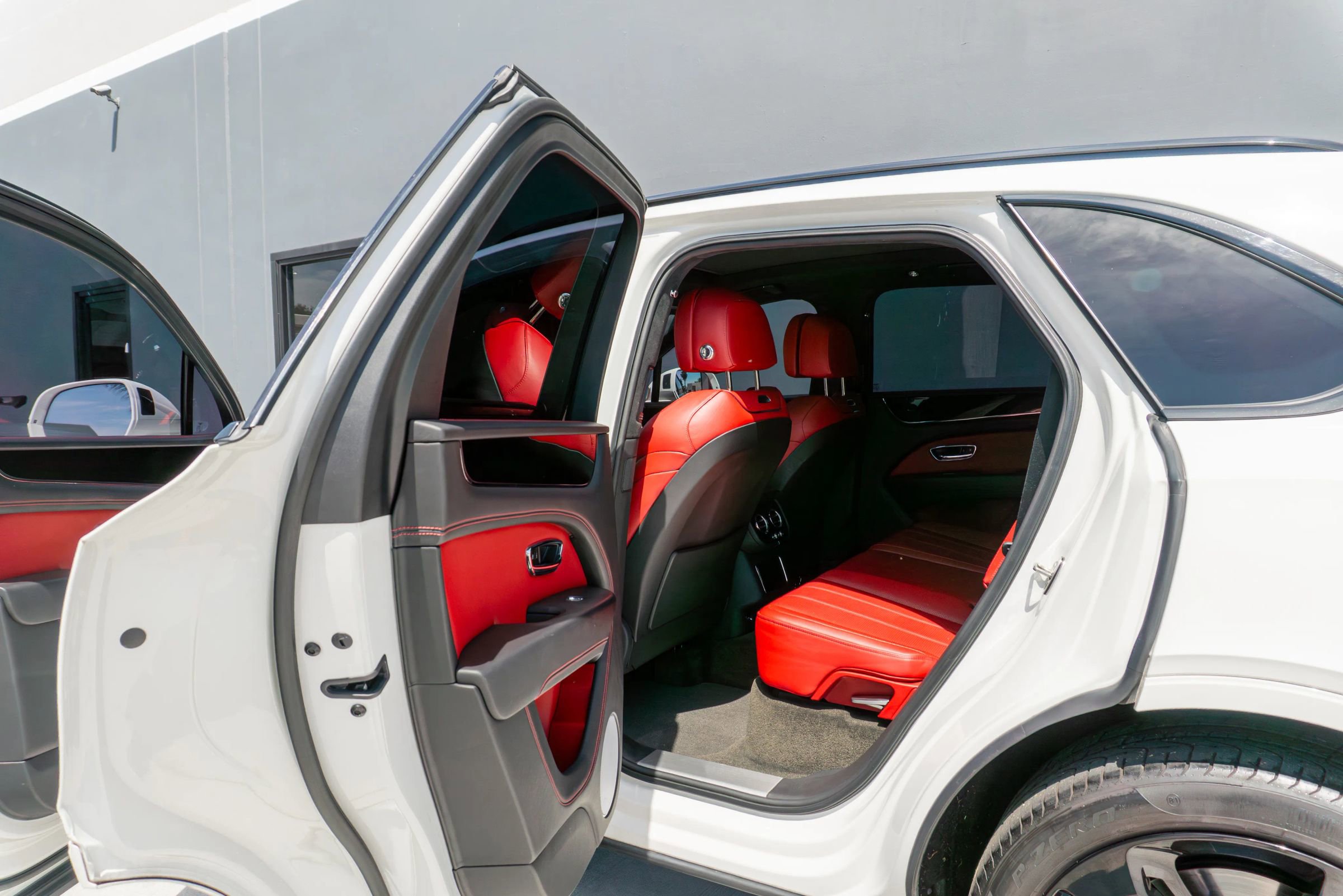 Used 2023 Bentley Bentayga image 46