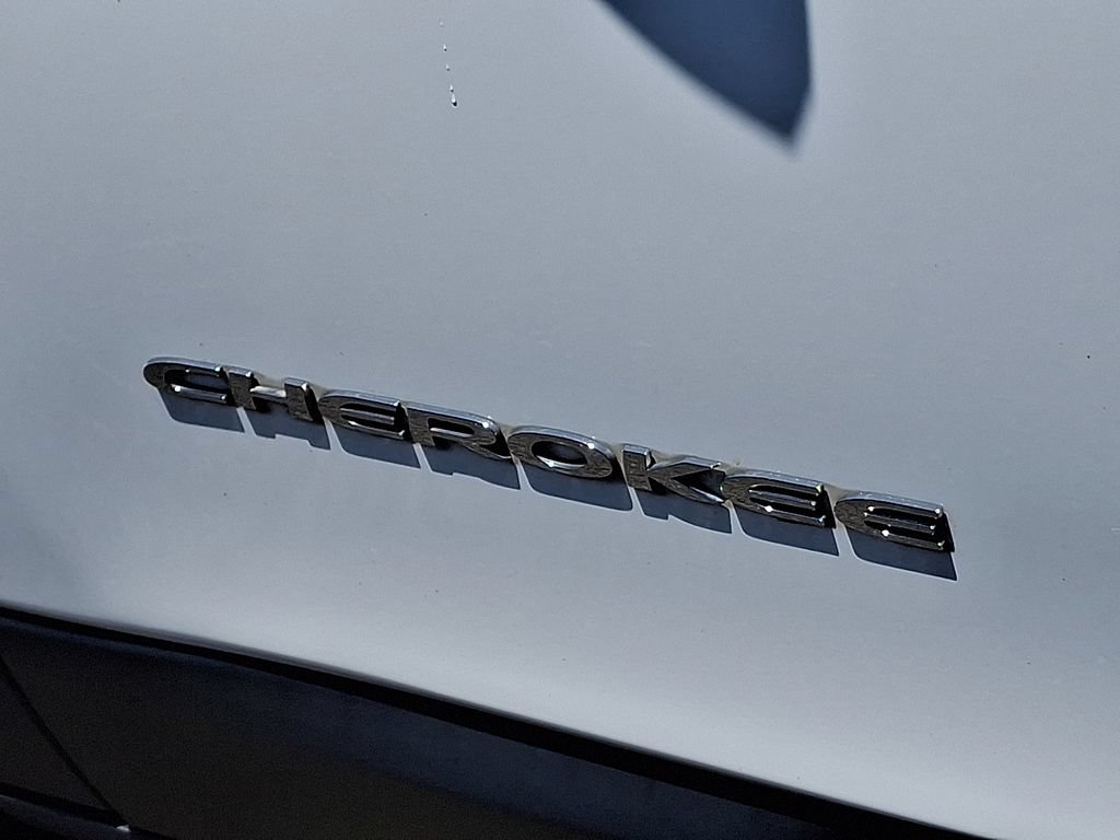 Used 2018 Jeep Cherokee Limited AWD/4WD image 32