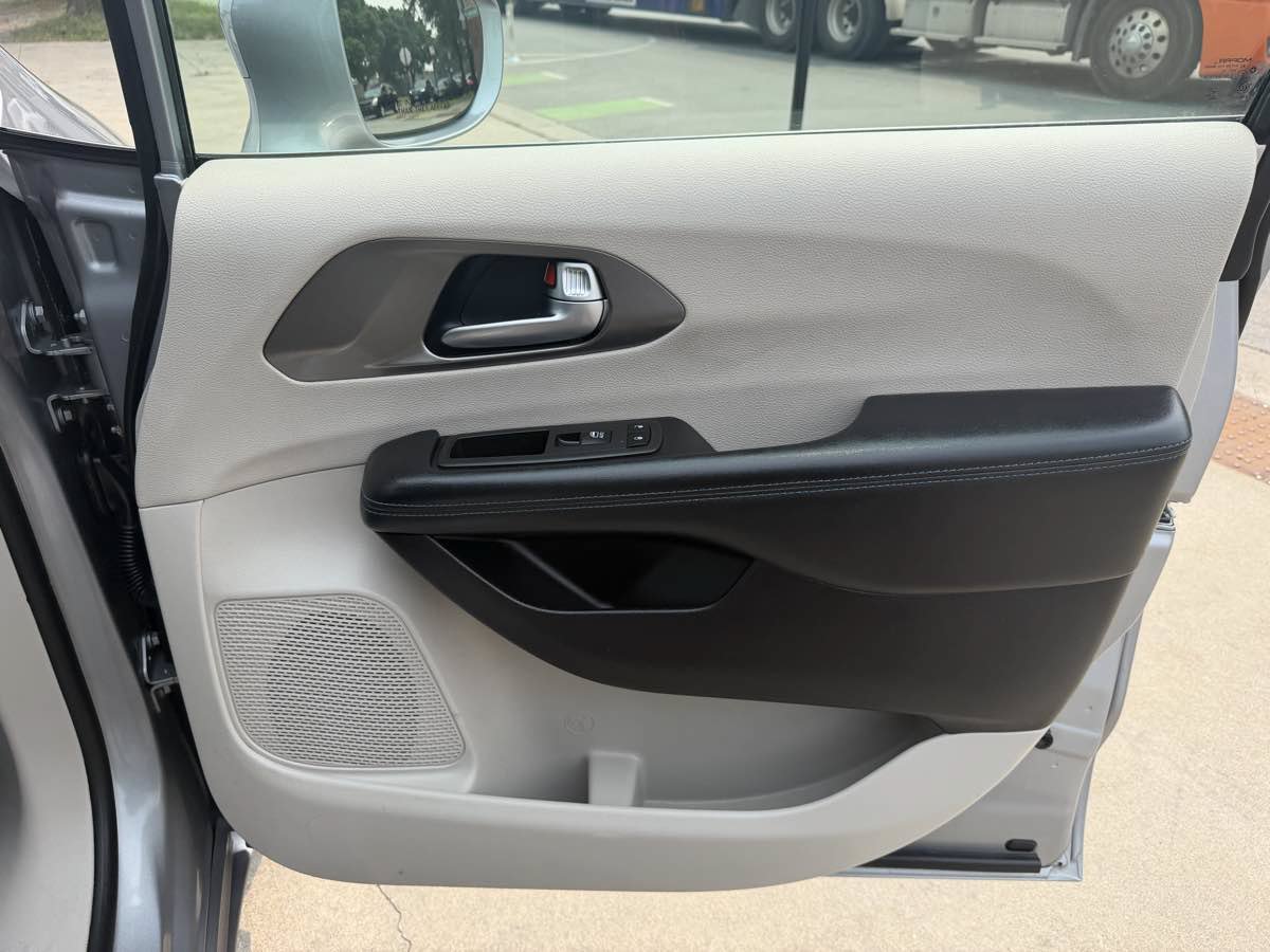 Used 2021 Chrysler Pacifica Touring-L FWD image 23