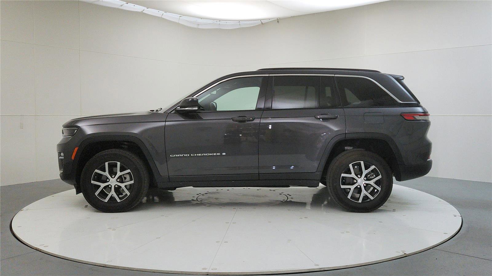Used 2024 Jeep Grand Cherokee Limited image 4