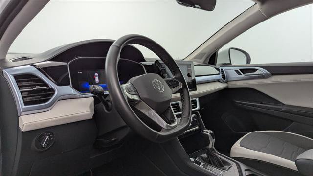 Used 2025 Volkswagen Taos SE w/ Panoramic Sunroof Package FWD image 23