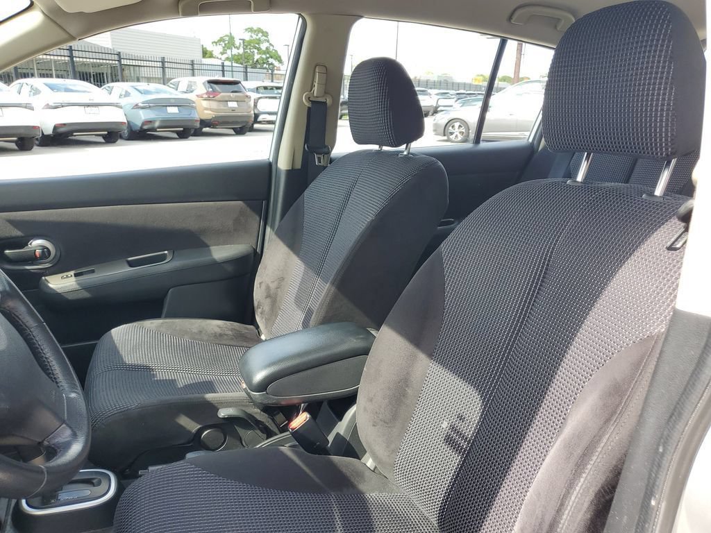 Used 2010 Nissan Versa Hatchback w/ Premium Pkg FWD image 15