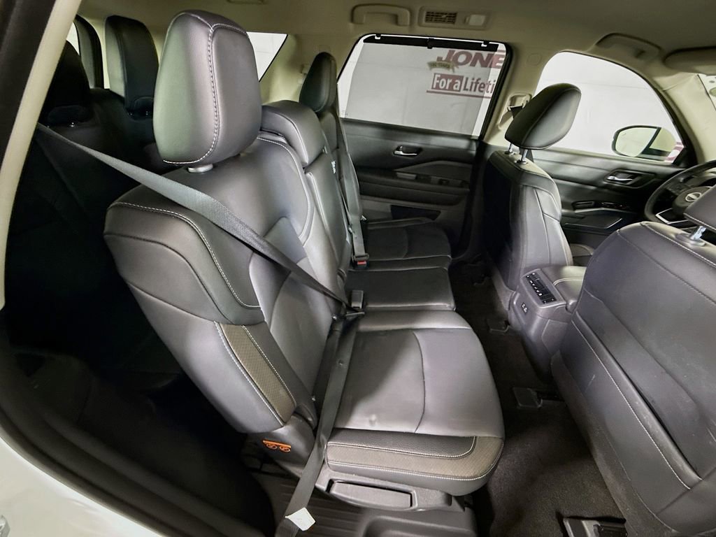 Certified 2023 Nissan Pathfinder SL w/ Black Appearance Package AWD/4WD image 32