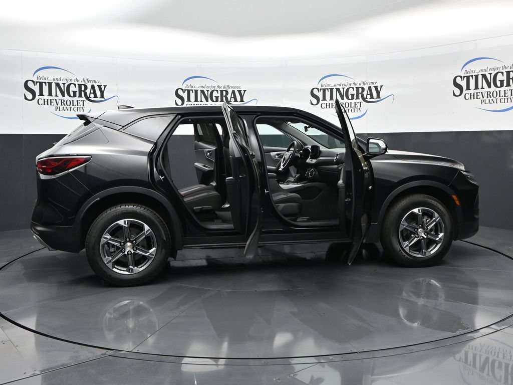 Used 2025 Chevrolet Blazer LT AWD/4WD image 39