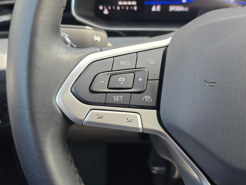 Used 2025 Volkswagen Jetta SE FWD image 29