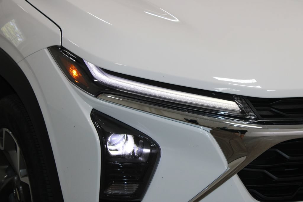 Used 2025 Chevrolet Trax LT FWD image 12
