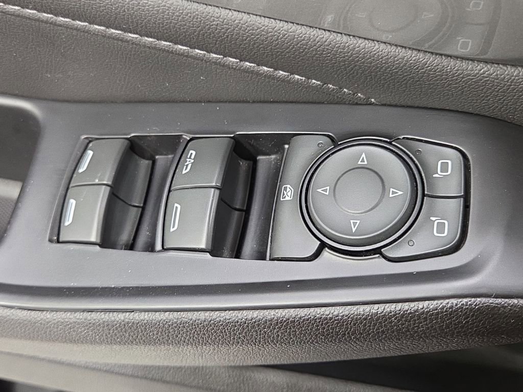 Used 2023 Chevrolet Traverse LT image 32