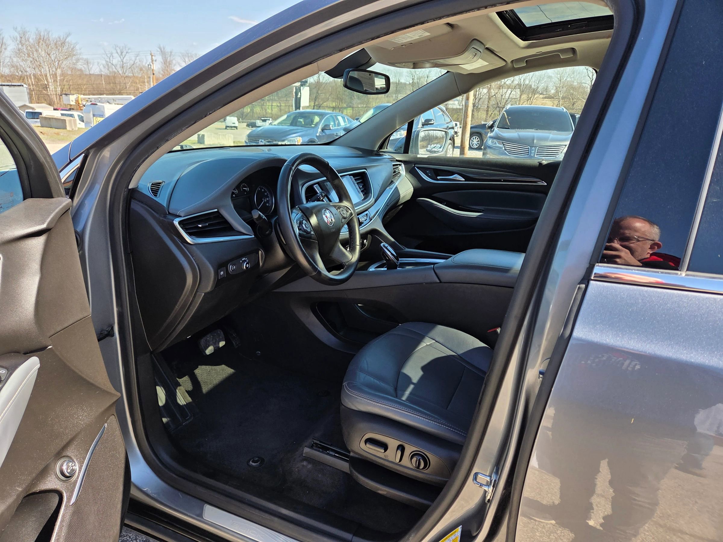 Used 2020 Buick Enclave Essence image 11