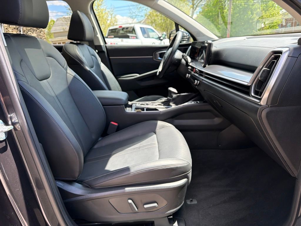 Certified 2025 Kia Sorento EX w/ Panoramic Sunroof Package AWD/4WD image 30