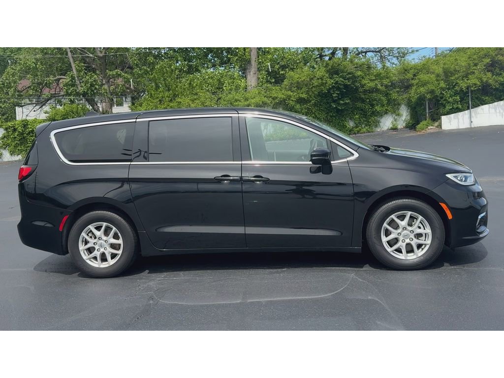 Used 2024 Chrysler Pacifica Touring-L FWD image 9