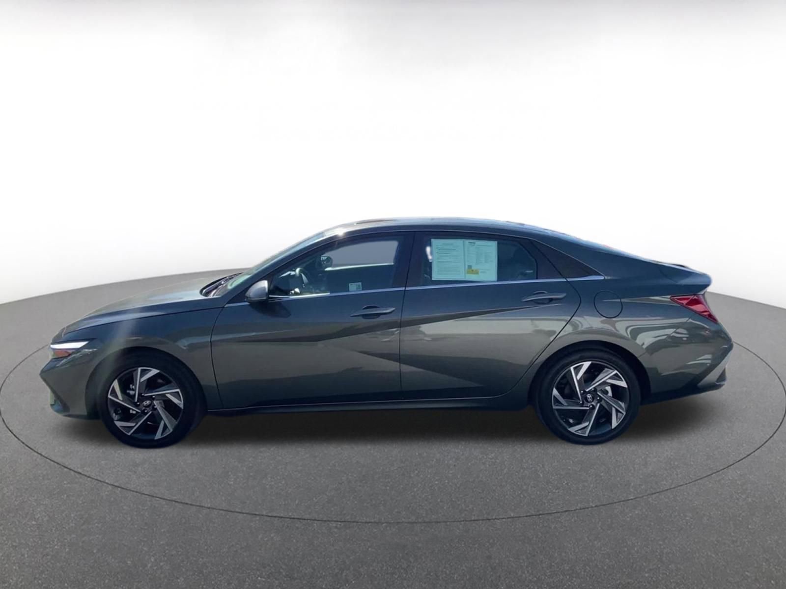 Used 2025 Hyundai Elantra Limited image 9