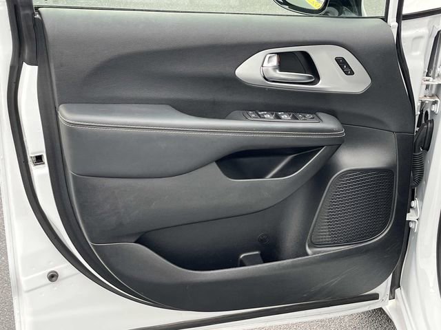 Used 2025 Chrysler Pacifica Limited FWD image 24