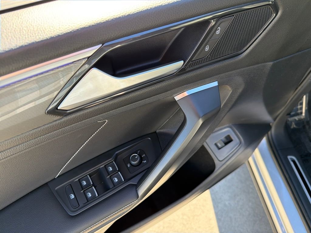 Used 2022 Volkswagen Tiguan SE R-Line image 19