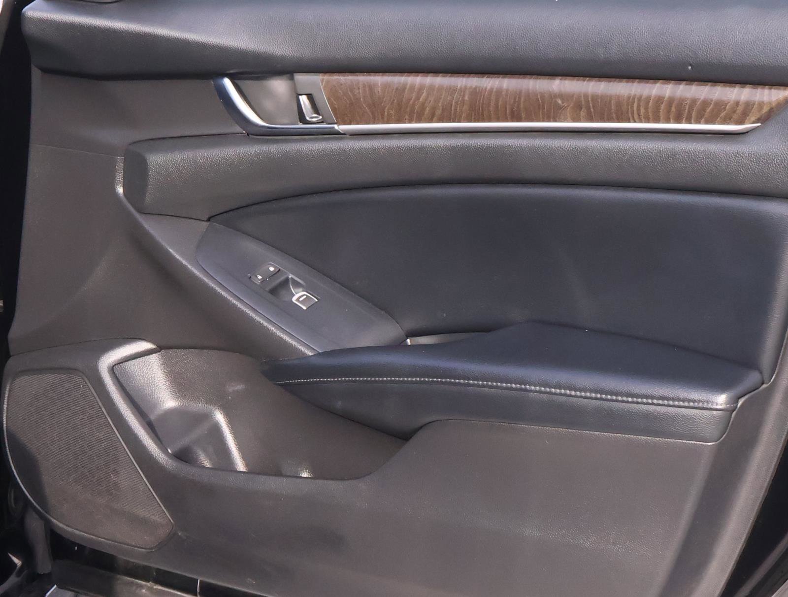 Used 2018 Honda Accord Touring image 15